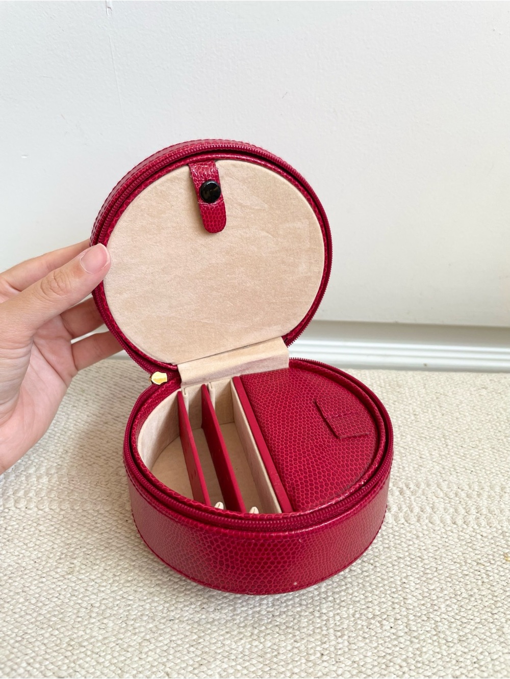 Wolf Designs Travel Jewelry Organizer Red Leather Round Case Zip Storage